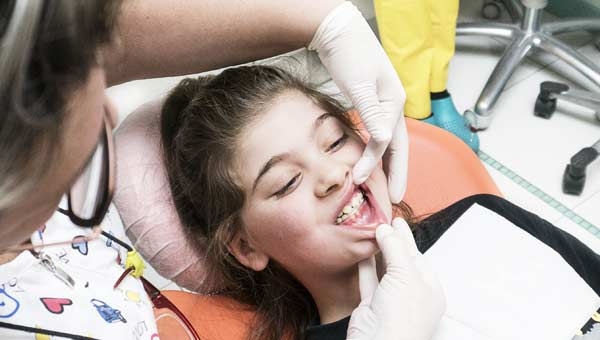 La carie: come si forma? perché? e come si cura? 